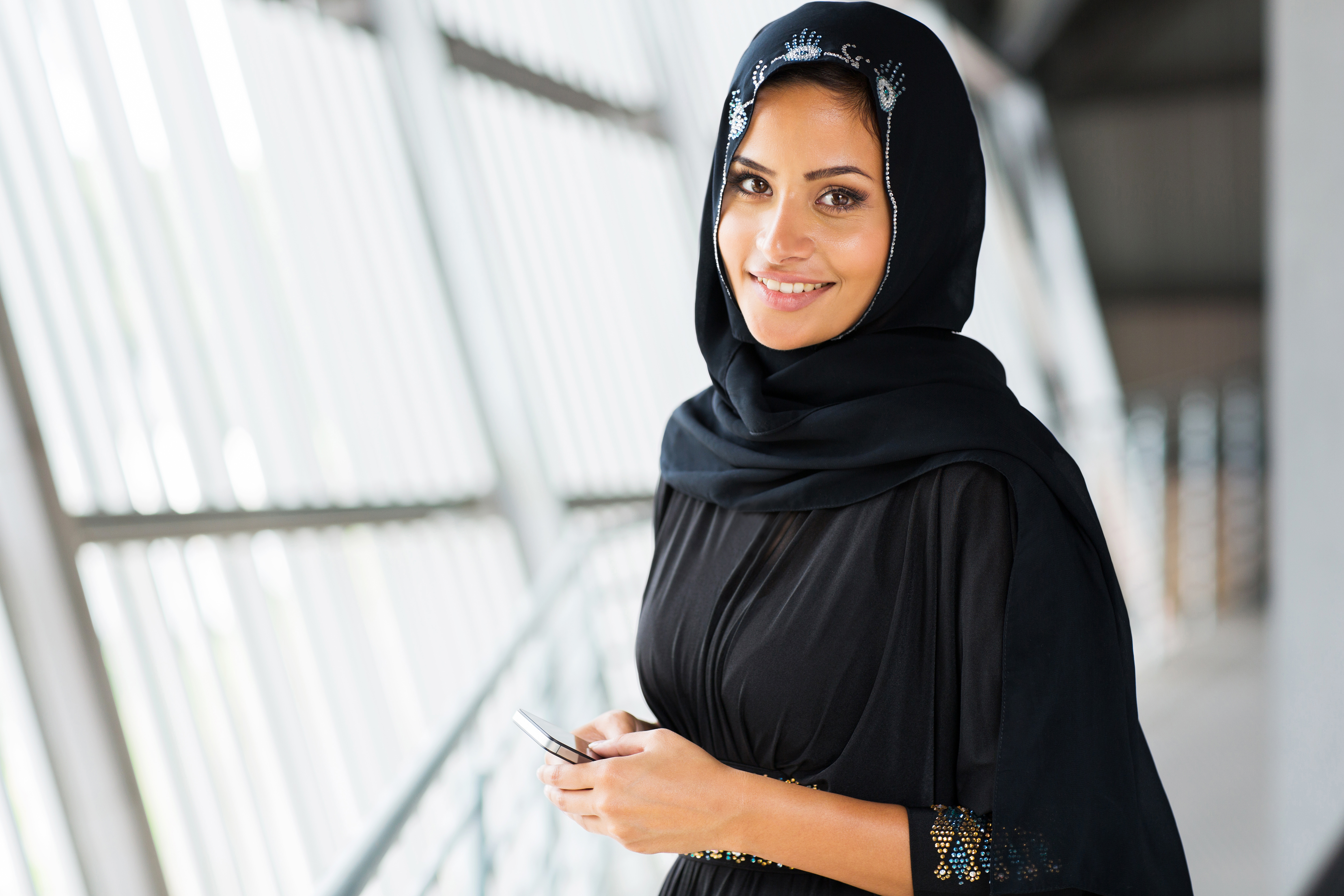 A woman leading digital transformation work in a modern GCC workplace